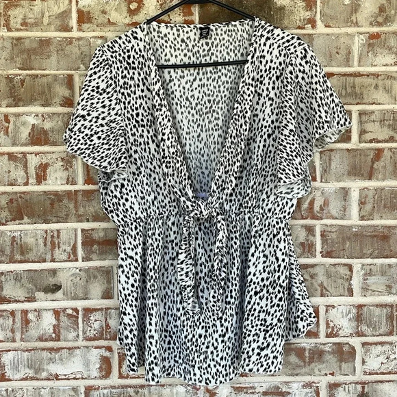 Shein Curve Clasi Black White Print Flutter Sleeve Tie Front Peplum Blouse - Picture 2 of 9